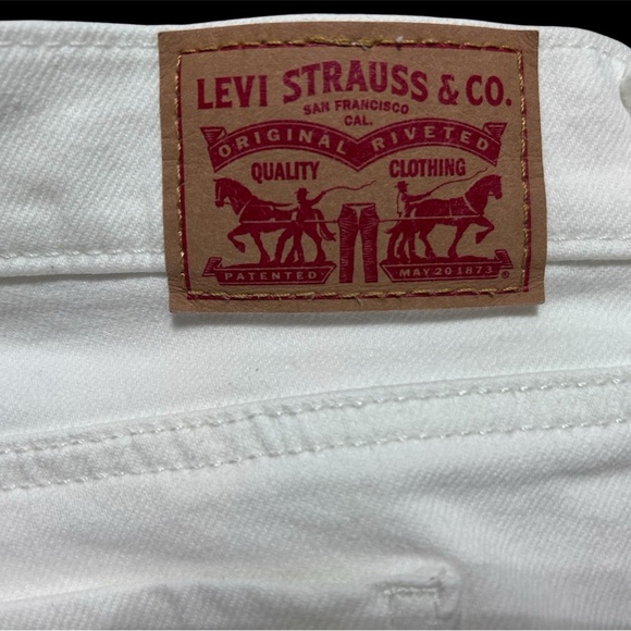 Levi's White Jean Shorts with Stretch Denim and Minimal Styling - Picture 2 of 5